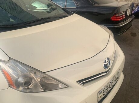 Toyota Prius V 2011