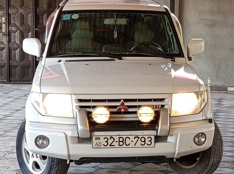 Mitsubishi Pajero io 2000
