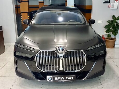 BMW i7