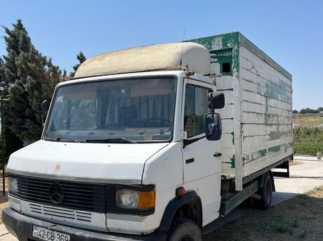 Mercedes 811 D 1990