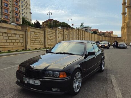 BMW 323