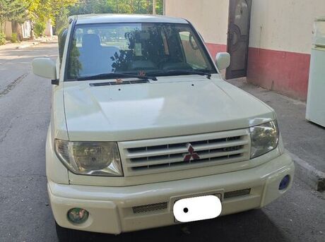 Mitsubishi Pajero io 2000