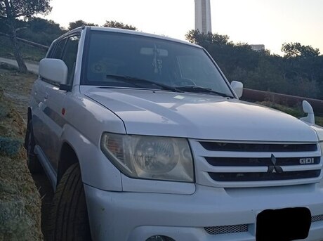 Mitsubishi Pajero io 2001