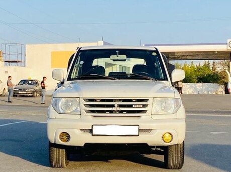 Mitsubishi Pajero io 2000