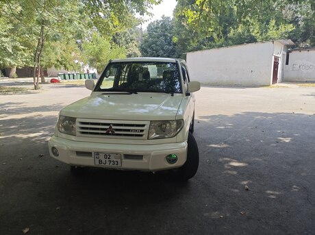 Mitsubishi Pajero io 2000