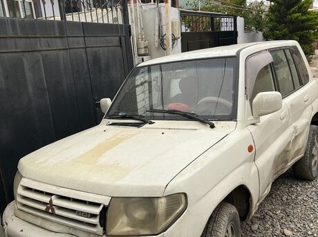 Mitsubishi Pajero io 1999