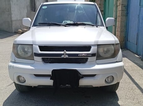 Mitsubishi Pajero io 2000