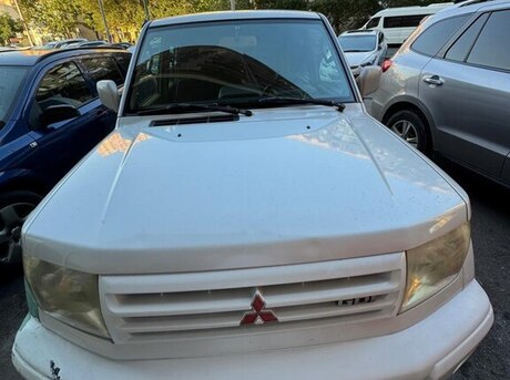 Mitsubishi Pajero io 2000