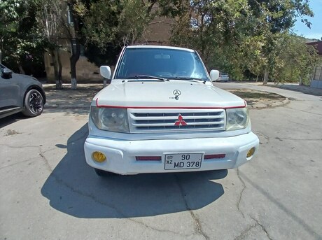 Mitsubishi Pajero io 2000