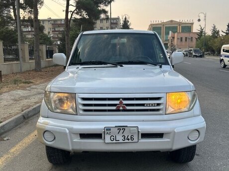 Mitsubishi Pajero io 2000