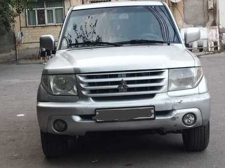 Mitsubishi Pajero io 2000