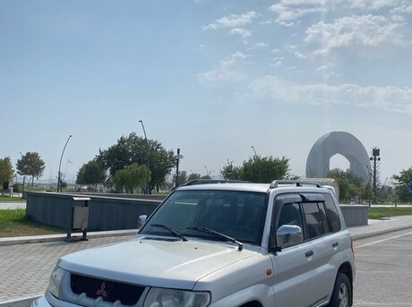 Mitsubishi Pajero io 2000