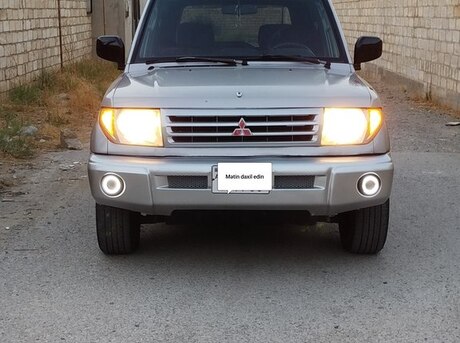 Mitsubishi Pajero io 2000