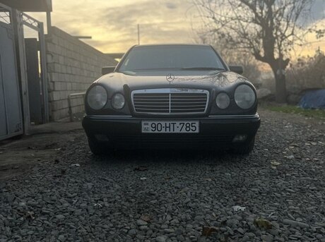 Mercedes E 240