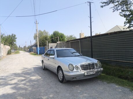 Mercedes E 200
