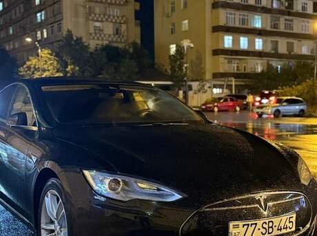 Tesla Model S 2015