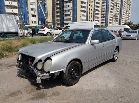 Mercedes E 220 2000