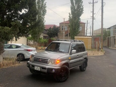 Mitsubishi Pajero io 2002