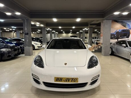 Porsche Panamera GTS 2011