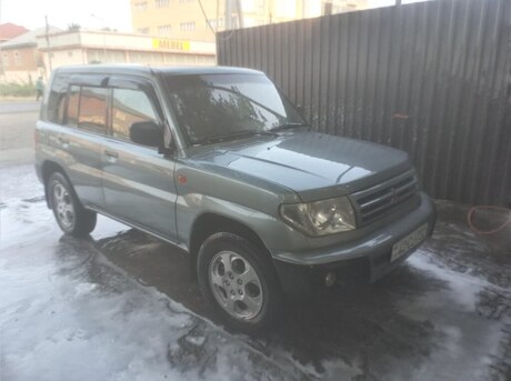 Mitsubishi Pajero io 2000