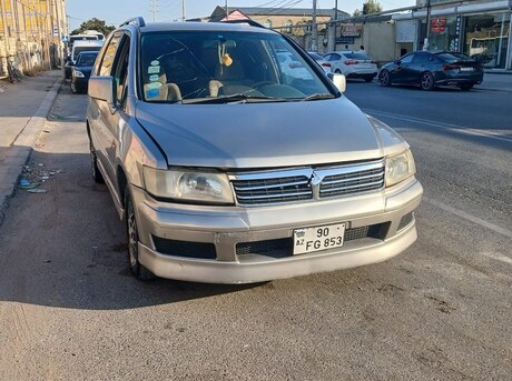 Mitsubishi Chariot 2001