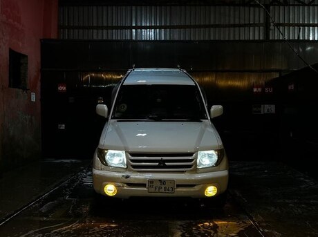 Mitsubishi Pajero io 2000