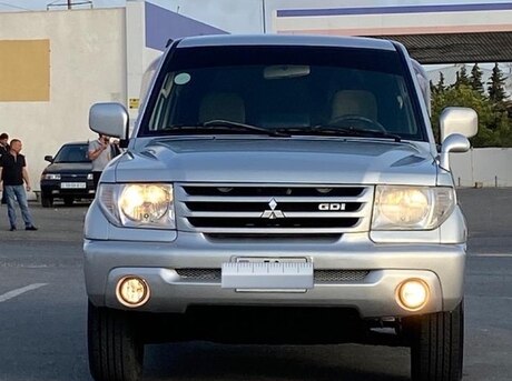 Mitsubishi Pajero io 2001