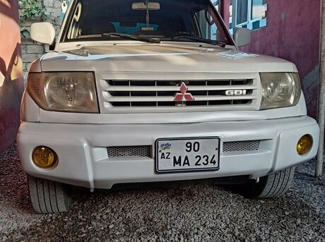 Mitsubishi Pajero io 2000