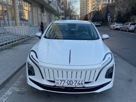 Hongqi E-QM5