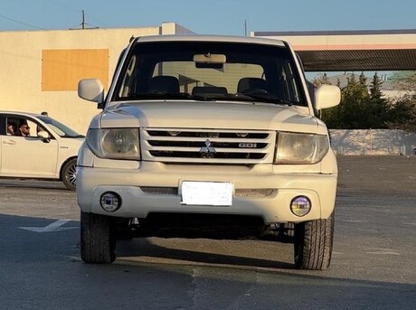 Mitsubishi Pajero io 2000