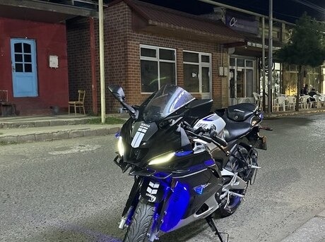 Yamaha R15M
