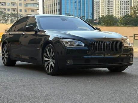 BMW 750 2012
