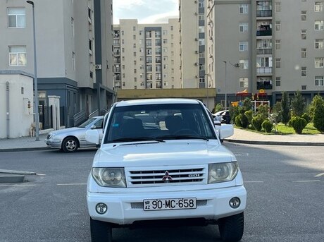 Mitsubishi Pajero io 2000