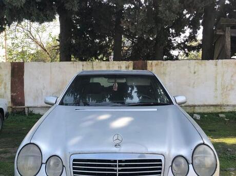 Mercedes E 200