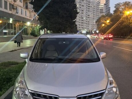 Nissan Tiida 2012