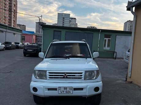 Mitsubishi Pajero io 2000