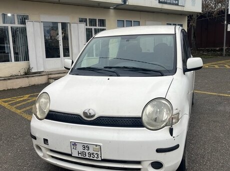Toyota Sienta 2004