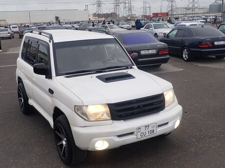 Mitsubishi Pajero io 2000