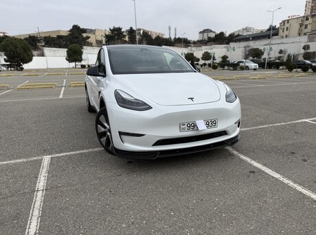 Tesla Model Y 2024