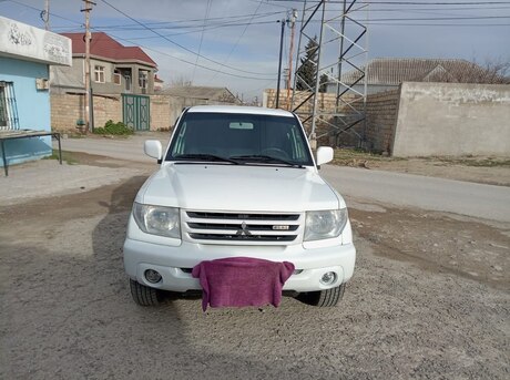 Mitsubishi Pajero io 2000