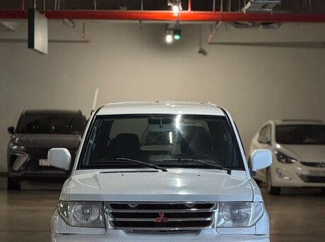 Mitsubishi Pajero io 2000