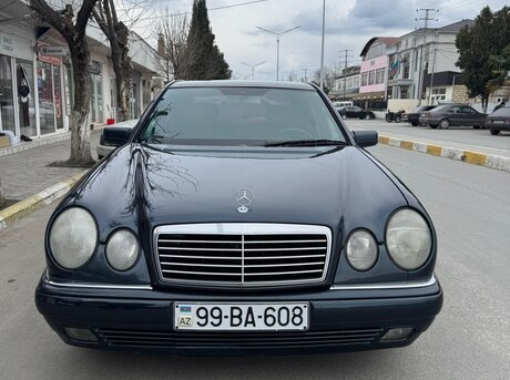 Mercedes E 200