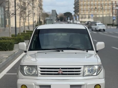 Mitsubishi Pajero io 2001