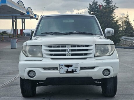 Mitsubishi Pajero io 2001