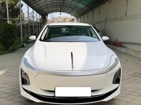 Hongqi E-QM5