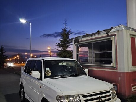 Mitsubishi Pajero io 2000