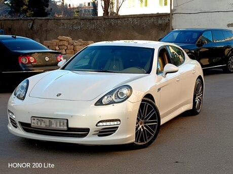 Porsche Panamera 4