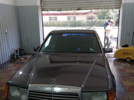 Mercedes 200 E