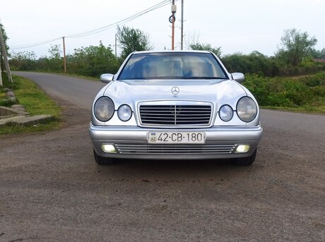 Mercedes E 200
