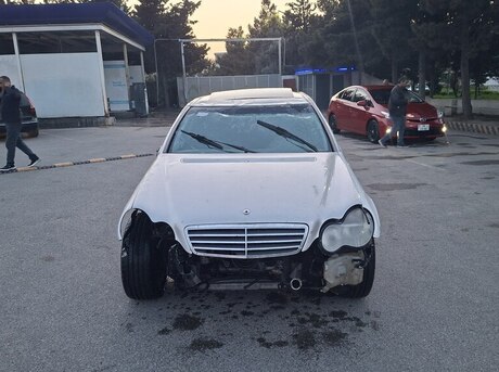 Mercedes C 200